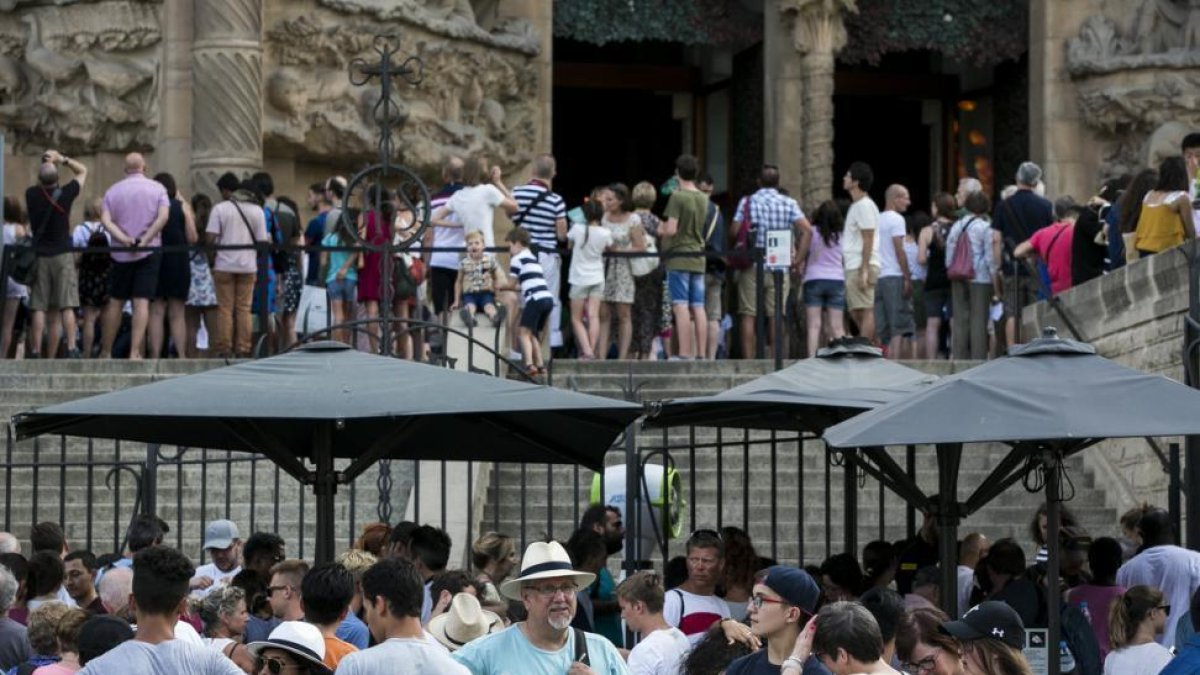 Turistas en la Sagrada Família.-/ JOAN PUIG