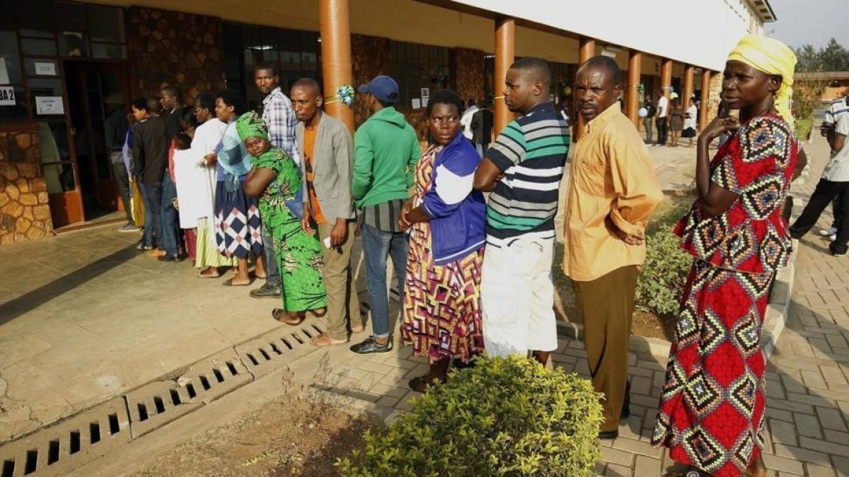 Varias personas hacen cola para votar en las elecciones en un colegio electoral en Kigali, el 4 de agosto.-EFE / AHMED JALLANZO
