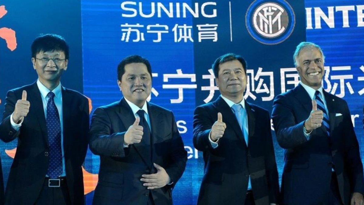 Erick Thohir (segundo por la izquierda), presidente del Inter, y Zhang Jindong (a su izquierda), presidente de la conmpañía Suning, presentan el acuerdo, esta mañana, en Nanjín-