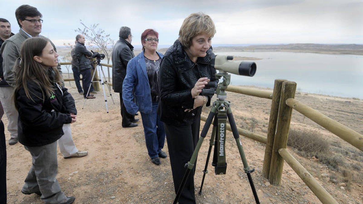María Jesús Ruiz observa alguna de las aves del embalse ante la mirada de los técnicos de Patrimonio y la alcaldesa de Monteagudo,  Manuela Pinilla. / ÚRSULA SIERRA-
