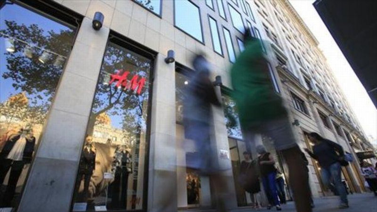 La tienda de H&M en el paseo de Gràcia.-FERRAN NADEU