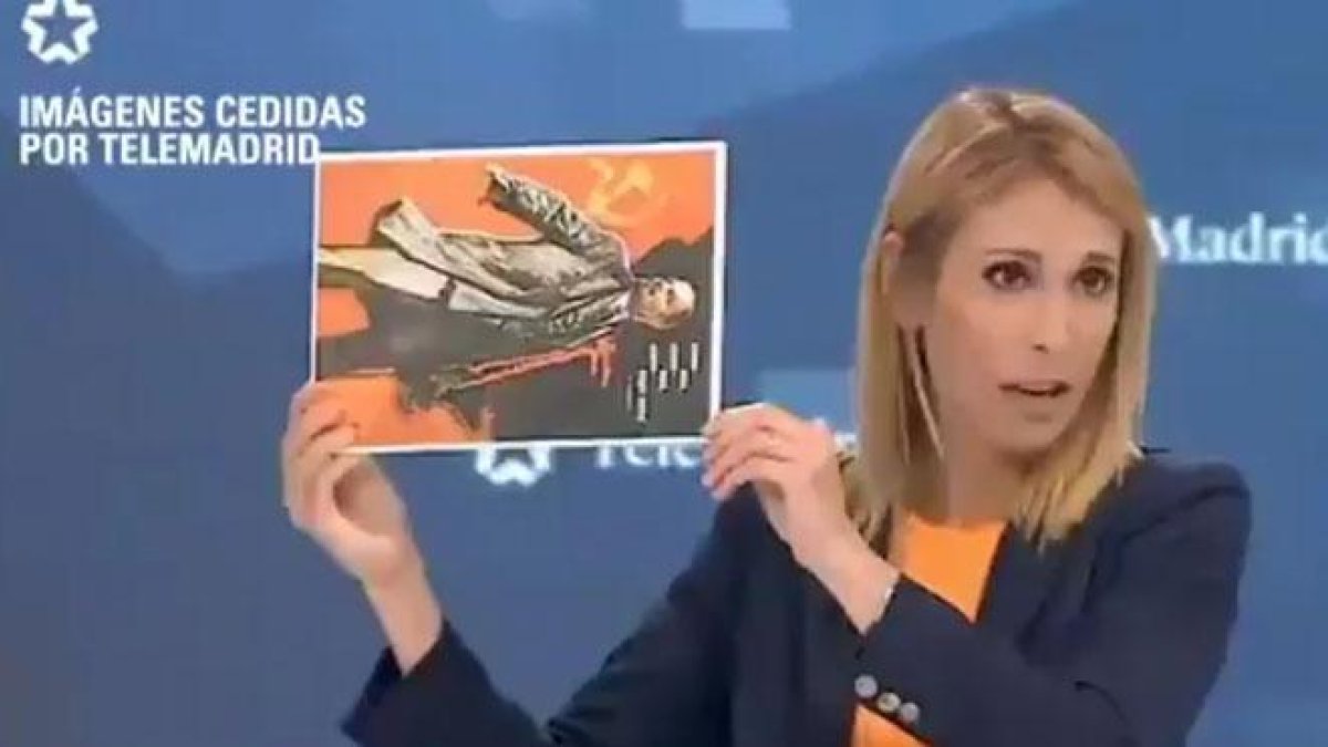 Silvia Saavedra (Ciudadanos) muestra una imagen de Lenin en el debate de Telemadrid. / TELEMADRID / TWITTER-TELEMADRID / TWITTER