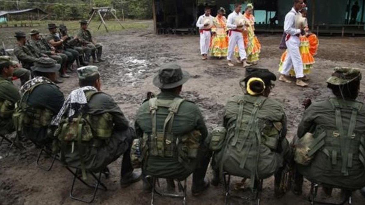 Miembros de las FARC realizan danzas folclóricas ante sus camaradas en en campamento de la jungla en Putumayo.-FERNANDO VERGARA / AP