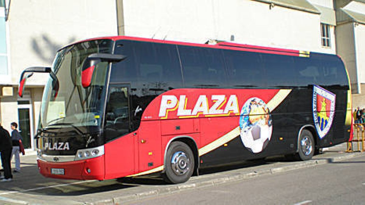 El autobús en el que el Numancia realiza sus desplazamientos. / VALENTÍN GUISANDE-