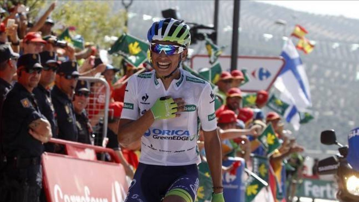 Esteban Chaves, en los últimos metros antes de entrar vencedor en la etapa de Cazorla.-Foto: AFP / JOSÉ JORDAN