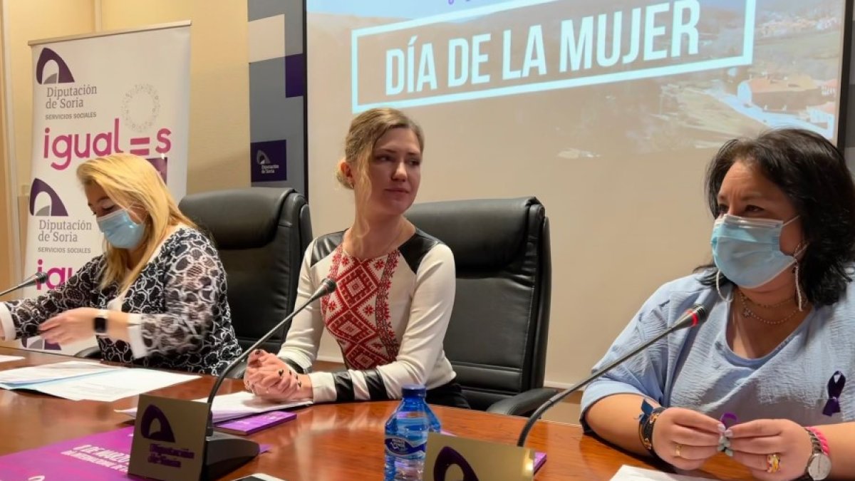 María José Jiménez, Natalia Kovalova y Eva Muñoz en la Diputación. HDS