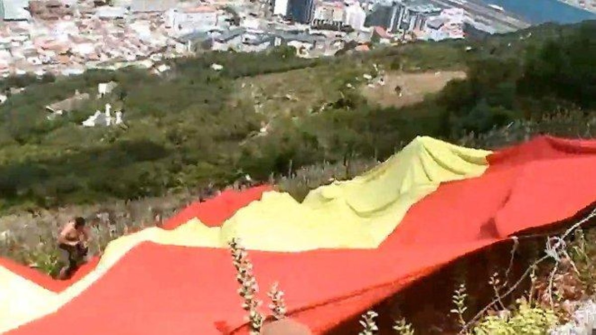 La bandera española gigante que miembros de Vox desplegaron en el Peñón de Gibraltar en el 2016.-