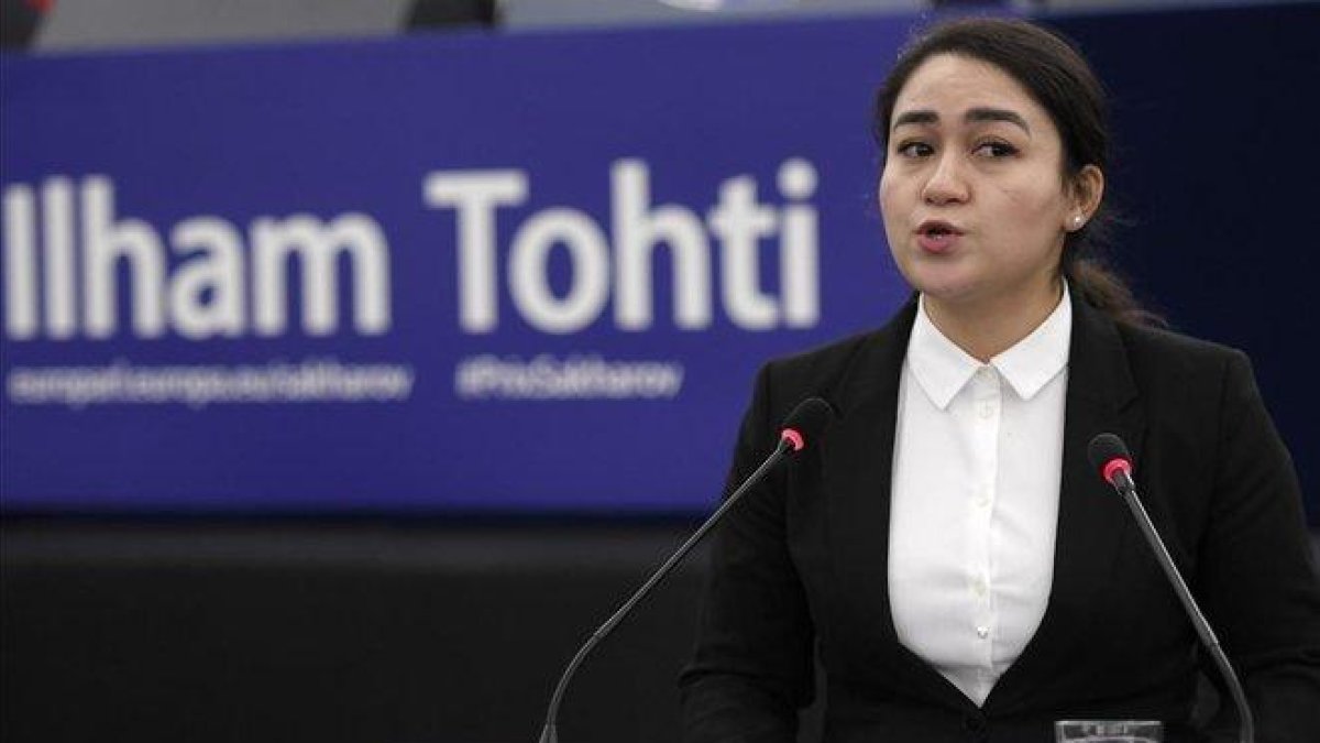 Jewher Ilham, hija del economista y activista uigur Ilham Tohti, durante su discurso al recoger el Premio Sájarov con el que la Eurocámara ha distinguido a su padre.-FREDERICK FLORIN (AFP)