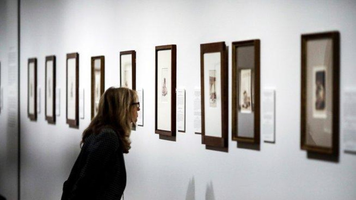 Una mujer observa las obras de Goya en el Museo del Prado.-DAVID FERNÁNDEZ (EFE)