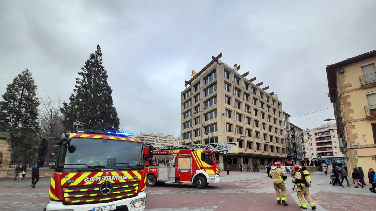 Los bomberos de Soria intervienen ante el aviso por humo en pleno centro de la ciudad. MARIO TEJEDOR
