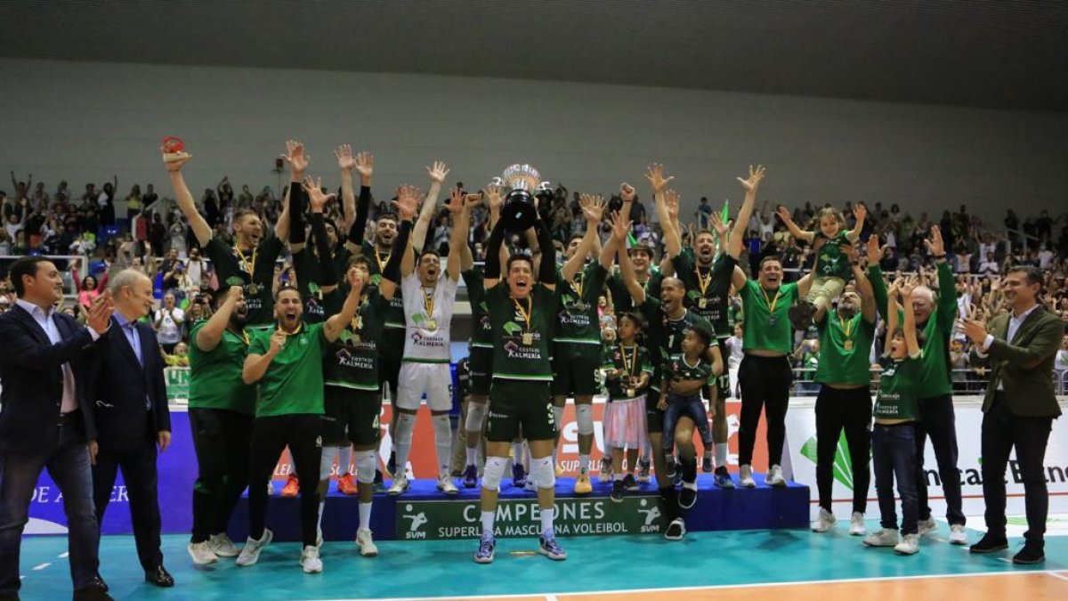 Unicaja Almería celebra el título de campeón de la Superliga. RFEVB