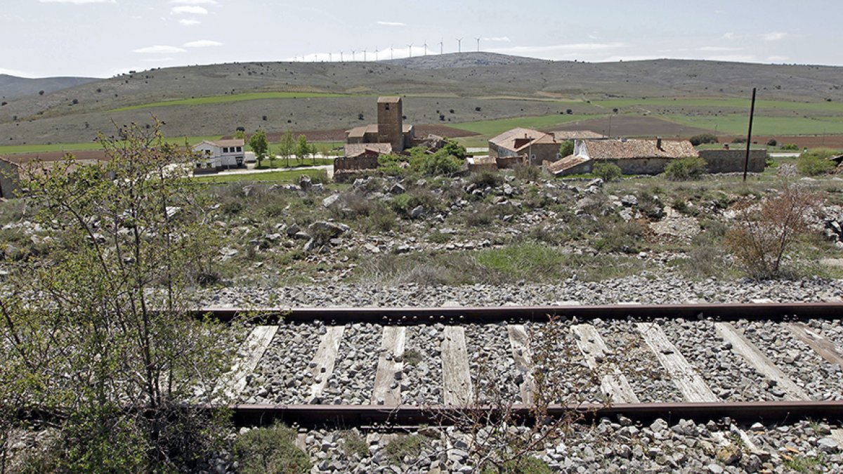 Tramo de la clausurada línea ferroviaria Soria-Castejón a su paso por la provincia. MARIO TEJEDOR