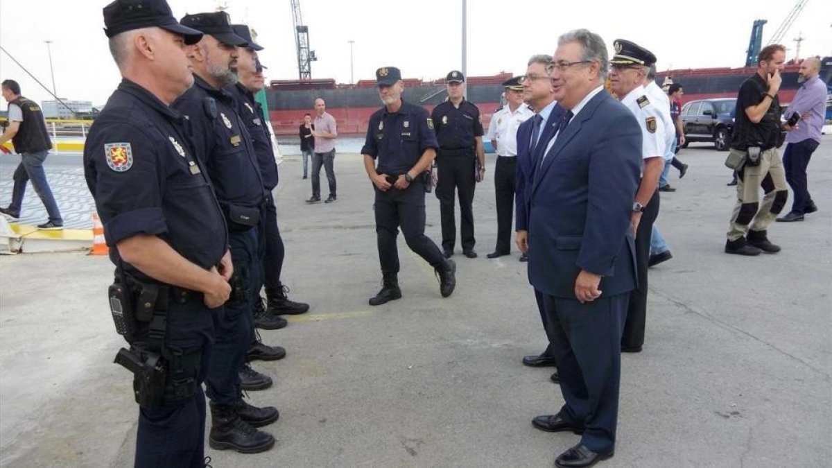 El ministro Juan Ignacio Zoido ha visitado a los agentes de la Policía y la Guardia Civil desplegados en Barcelona-MINISTERIO DEL INTERIOR