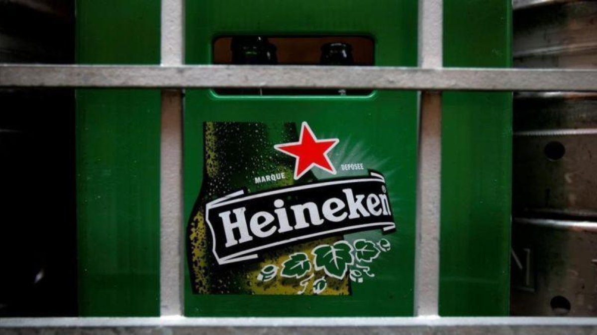 Una caja de plástico para transportar botellines de la empresa cervecera Heineken.-TIM CHONG