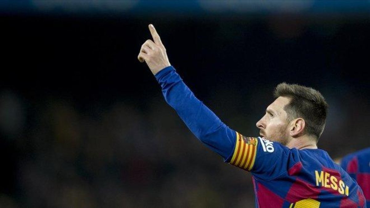 Messi celebra su segundo gol al Mallorca señalando a su familia en el Camp Nou.-jORDI COTRINA