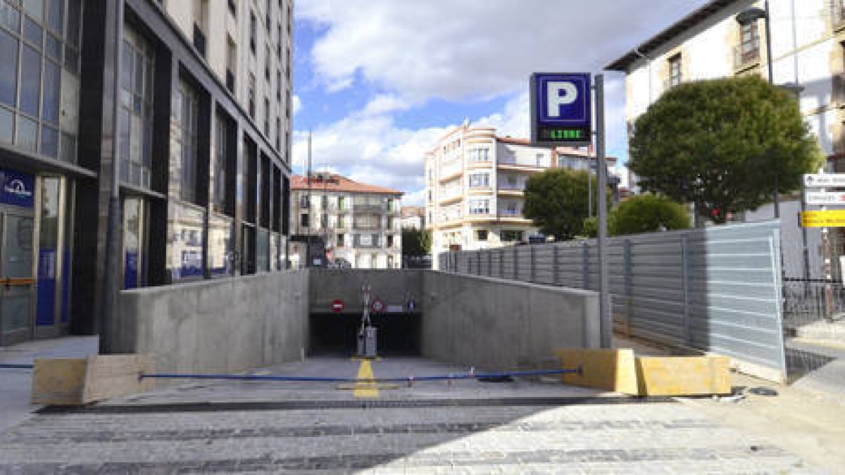 Entrada al parking de MarianoGranados y Espolón desde la plaza Jurados de Cuadrilla, en una imagen de ayer por la tarde. / ÁLVARO MARTÍNEZ-