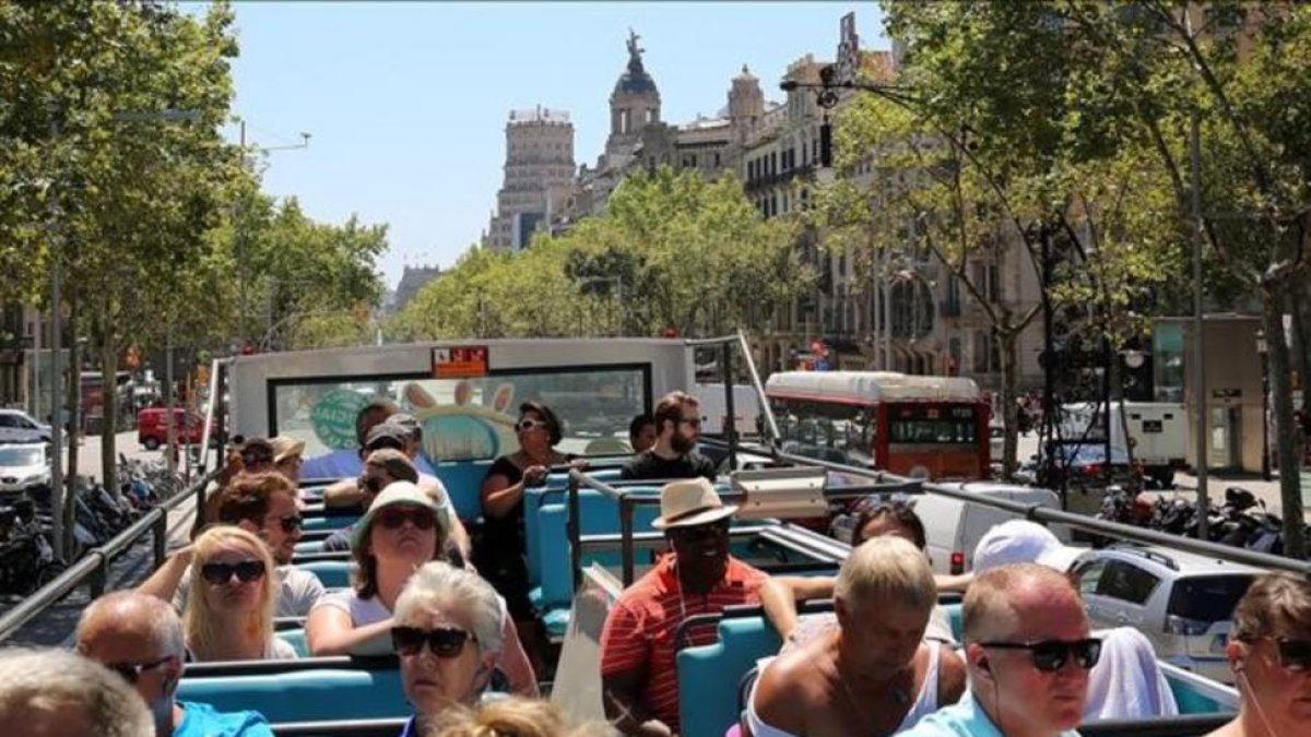 Visitantes de Barcelona en el bus turístico.-RICARD CUGAT