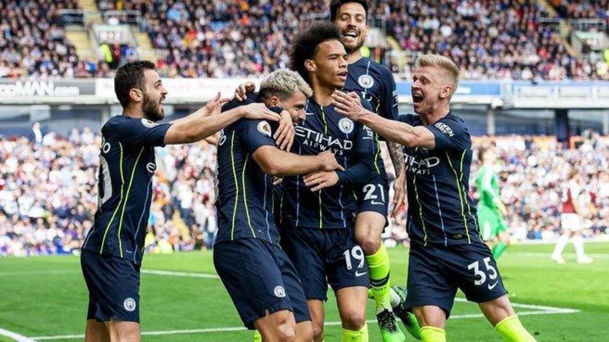 Los jugadores del Manchester City celebran el gol de Agüero.-EFE / PETER POWELL