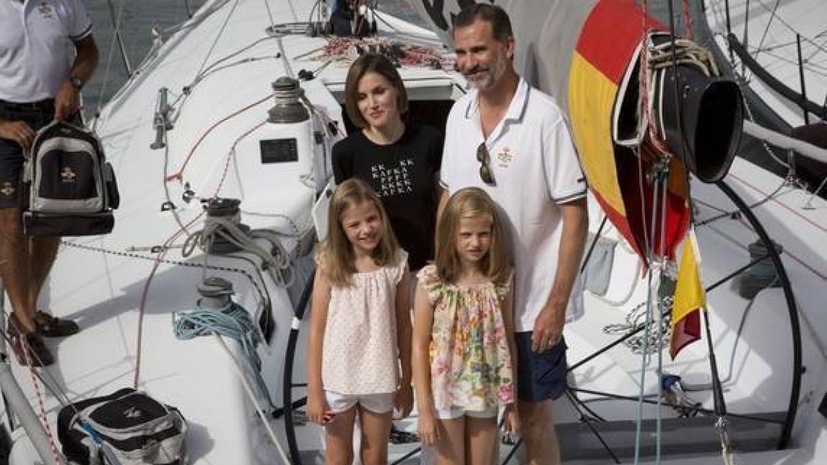 Felipe y Letizia, en el 'Aifos' con sus hijas Leonor y Sofía.-Foto: AFP/ JAIME REINA