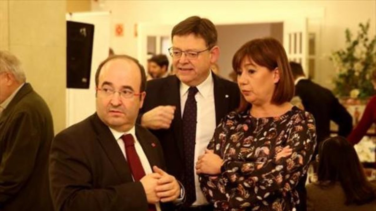 El líder del PSC, Miquel Iceta, el presidente valenciano, Ximo Puig, y la presidenta balear, Francina Armengol, en la trobada de Sagaró en el 2015.-ICONNA / JOAN CASTRO