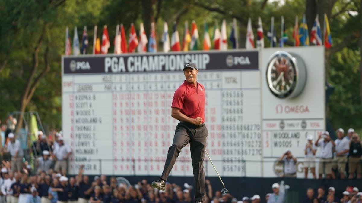 Tiger Woods celebra con rabia su putt en el hoyo 18 de la última vuelta en el PGA-MONTANA PRITCHARD PGA OF AMERICA