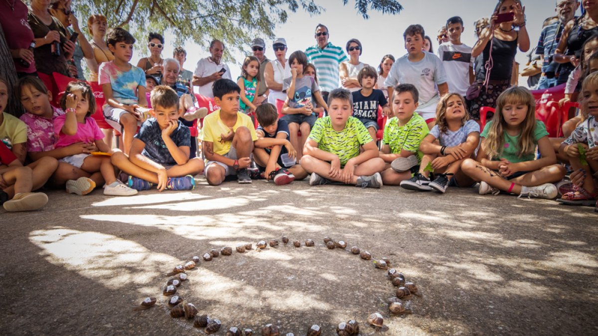 La singular carrera de caracoles de Peroniel en Soria regresa en el marco de las fiestas después de dos años. GONZALO MONTESEGURO