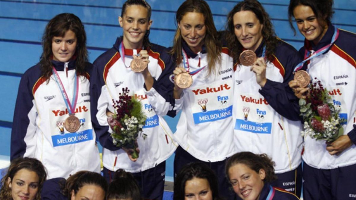 Tina (arriba, primera por la izquierda) junto al equipo que conquistó el bronce en el Mundial de Melbourne 2007-GETTY