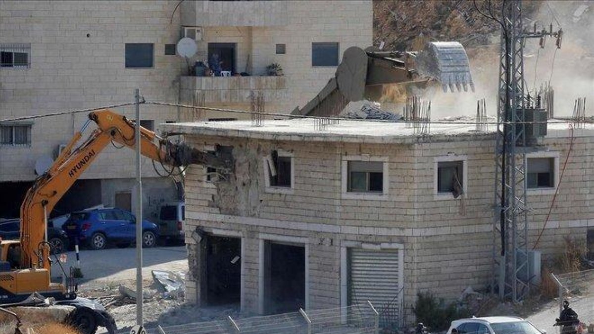 Las fuerzas de seguridad israelís derriban un edificio palestino en Sur Baher, Jerusalén Este.-HAZEM BADER (AFP)