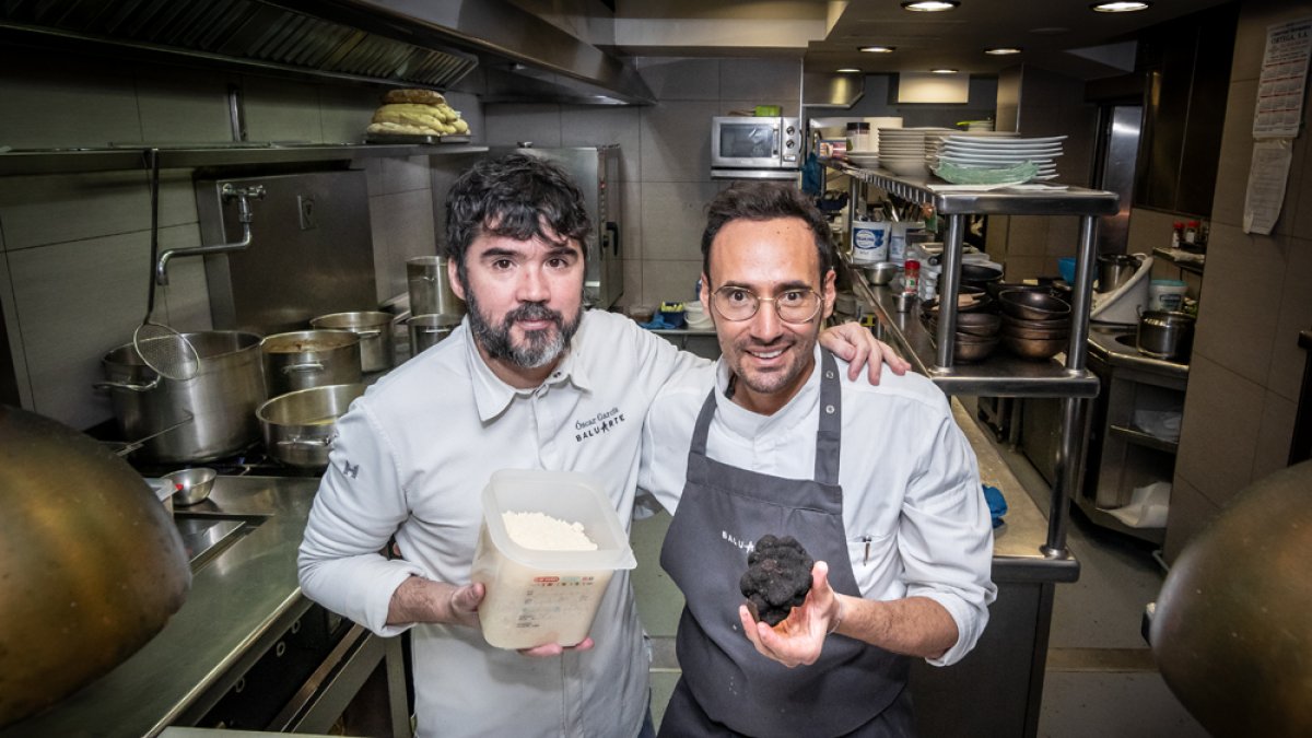 Óscar García, una estrella Michelin, y Giuseppe D’Errico, dos, cocinando en el Baluarte. GONZALO MONTESEGURO