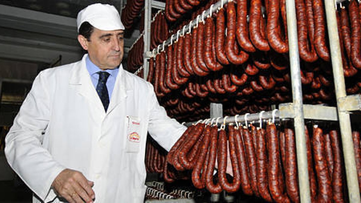 Carlos Martínez en la fábrica de La Hoguera. VALENTÍN GUISANDE-