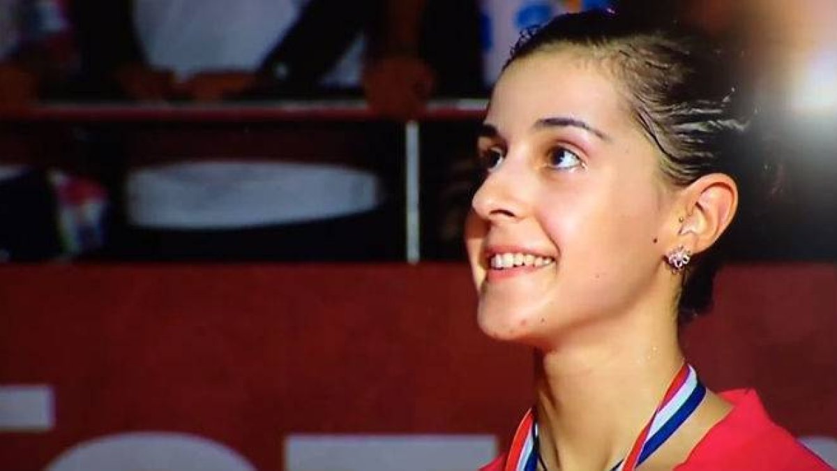 Carolina Marín recibe la medalla de campeona mientras suena el himno franquista.-EL PERIÓDICO