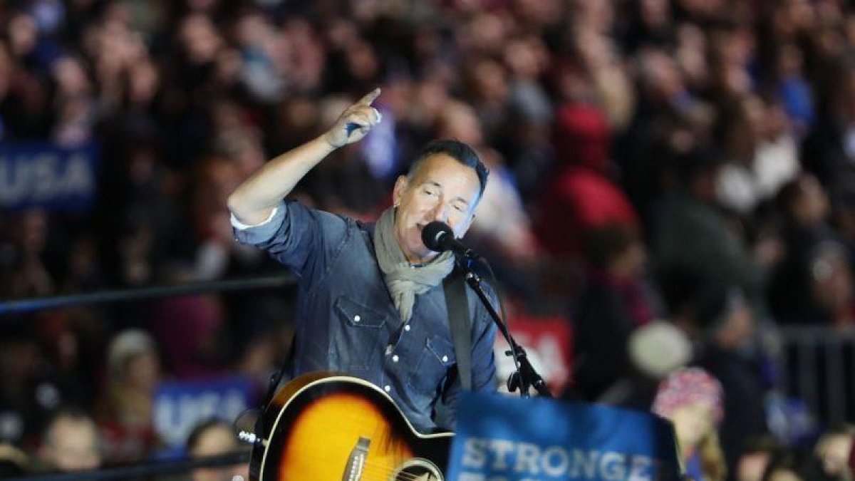 Bruce Springsteen, en el último mitin de campaña de Hillary Clinton, el 7 de noviembre del 2016.-SPENCER PLATT / AFP