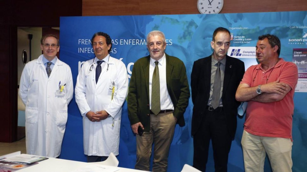 El director general de Salud Pública, Agustín Álvarez (C), informa sobre la campaña 'Unidos en la prevención del herpes zóster' en el Hospital Universitario de León.-ICAL