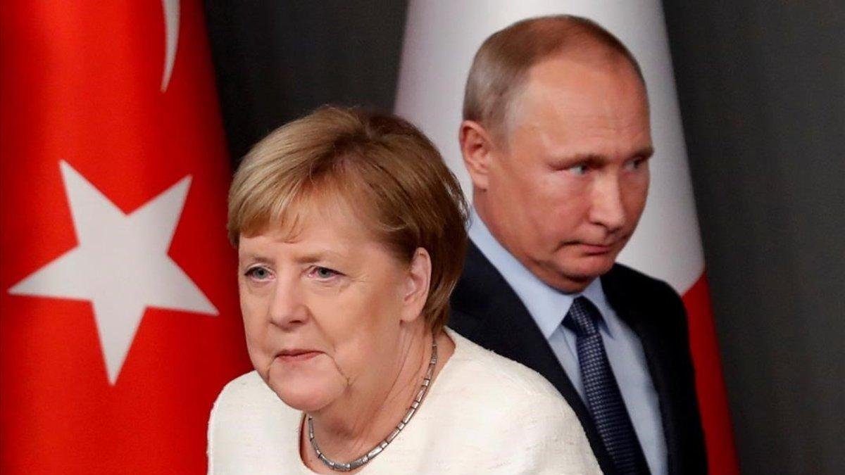 Angela Merkel y Vladimir Putin, en un encuentro en octubre del 2018.-REUTERS