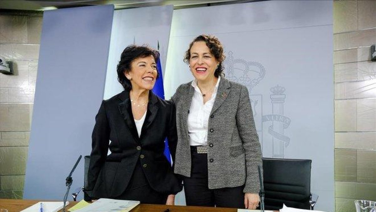 La ministra portavoz, Isabel Celaá, y la ministra de Trabajo, Magdalena Valerio, en una rueda de prensa posterior a un Consejo de Ministros en noviembre pasado.-XAUME OLLEROS