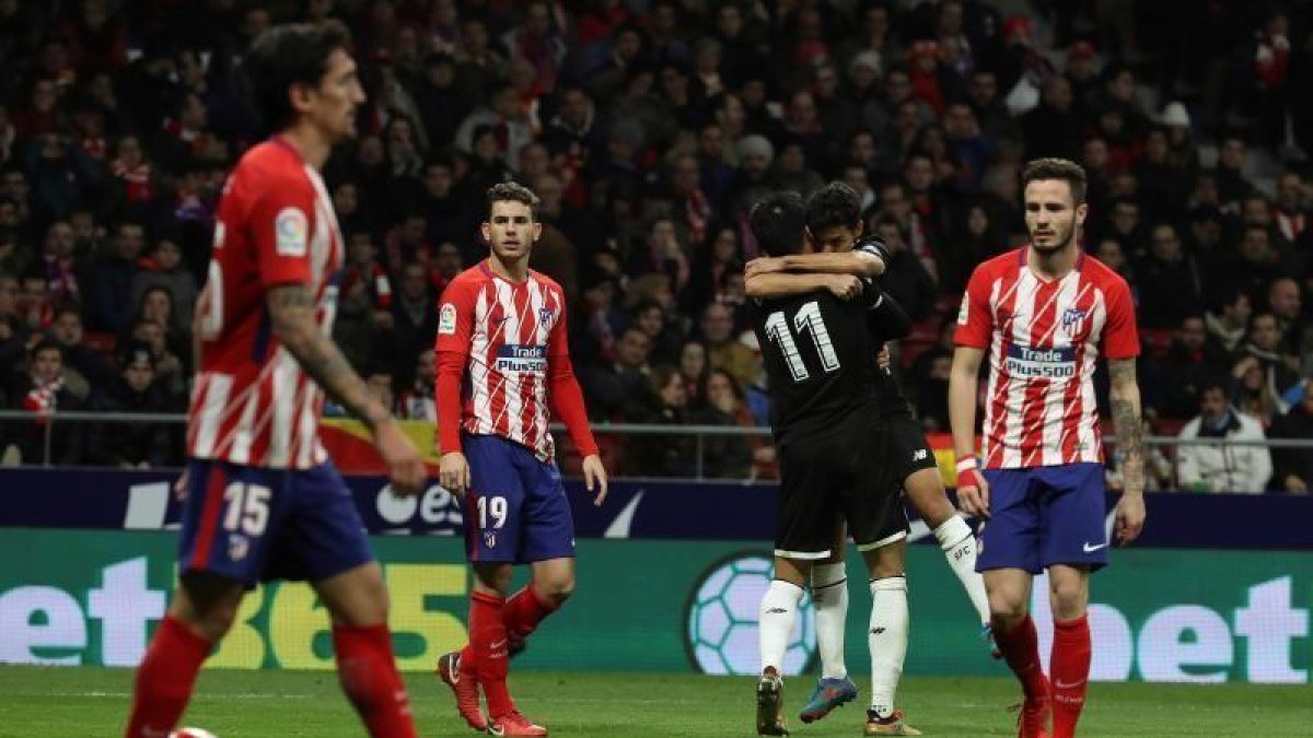 El centrocampista del Sevilla FC Jesús Navas (2d) celebra su gol, primero del equipo ante el Atlético de Madrid, durante el partido de ida de cuartos de final de la Copa del Rey que se disputa esta tarde en el estadio Wanda Metropolitano, en Madrid.-EFE