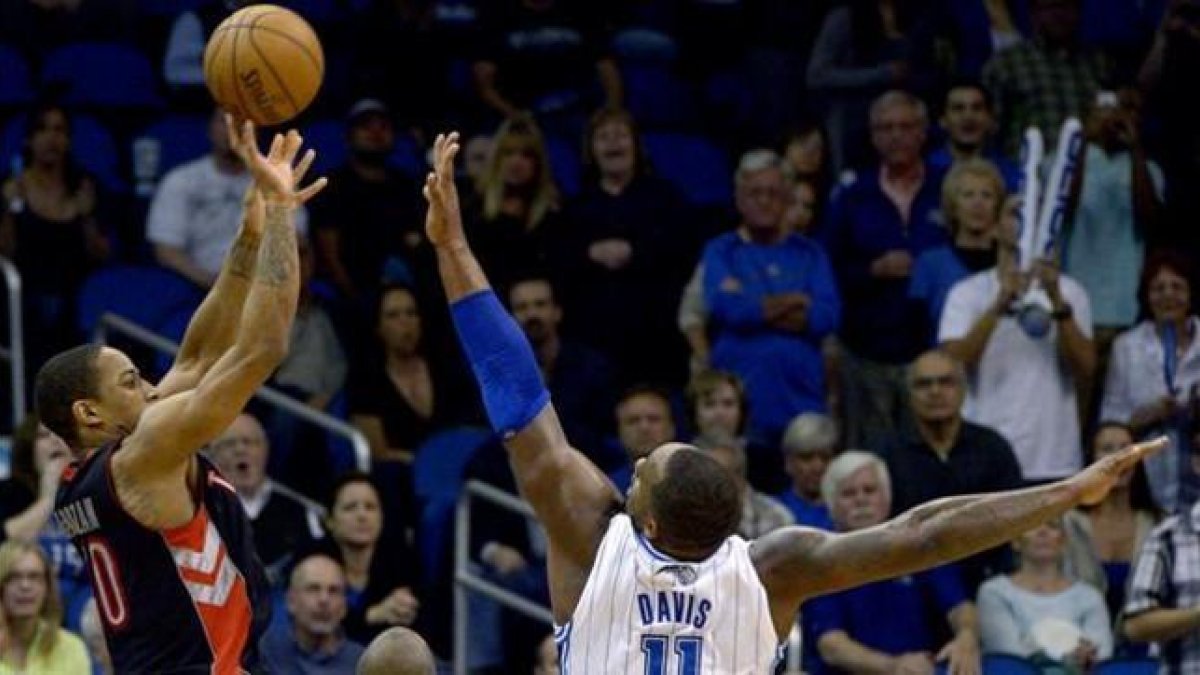 DeRozan logra la canasta ganadora en Orlando.-PHELAN M. EBENHACK / AP