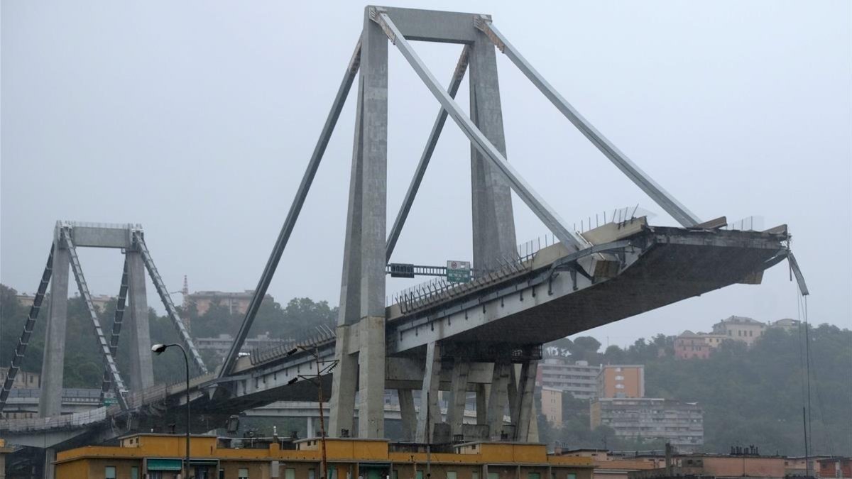 Los escombros del puente que ha colapsado en Génova.-ANDREA LEONI
