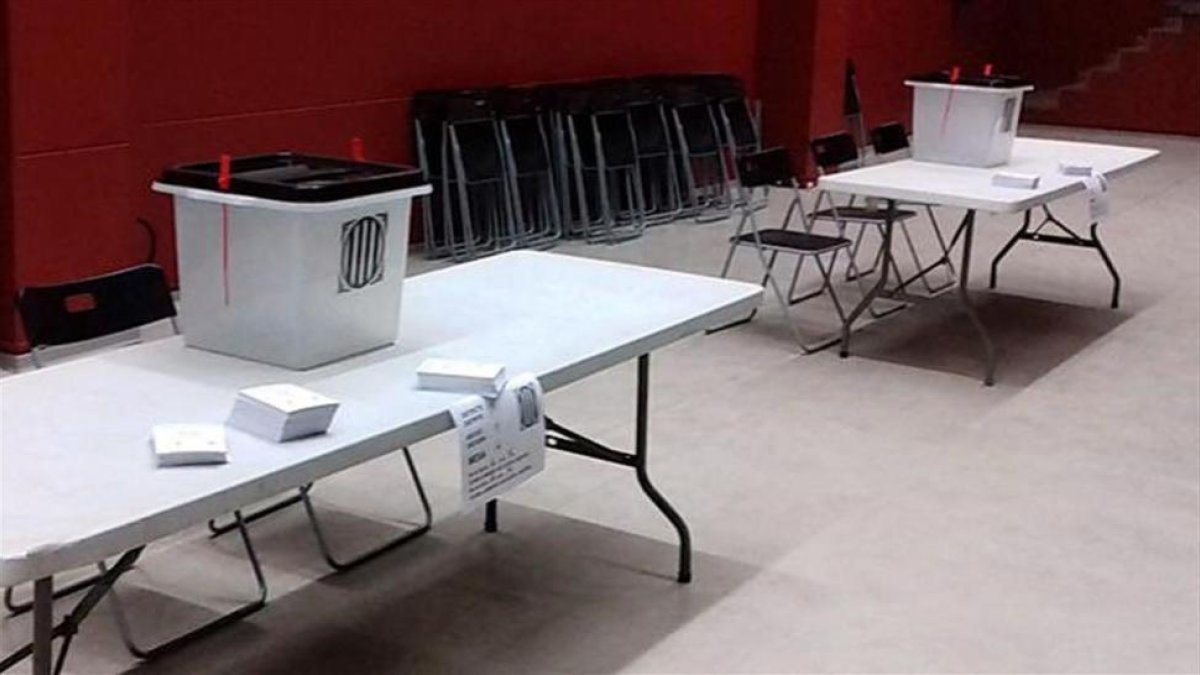 Urnas y papeletas preparadas para el referéndum.-EL PERIÓDICO