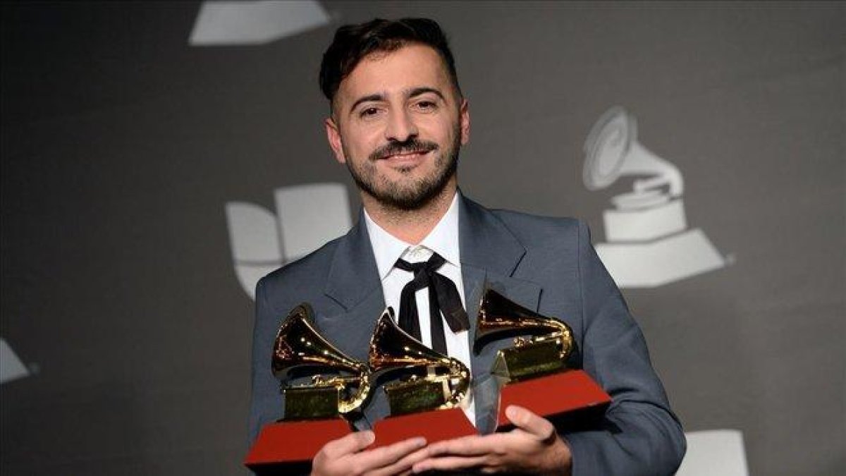 El Guincho, con sus Grammy Latinos, en Las Vegas.-AFP / BRIDGET BENNETT