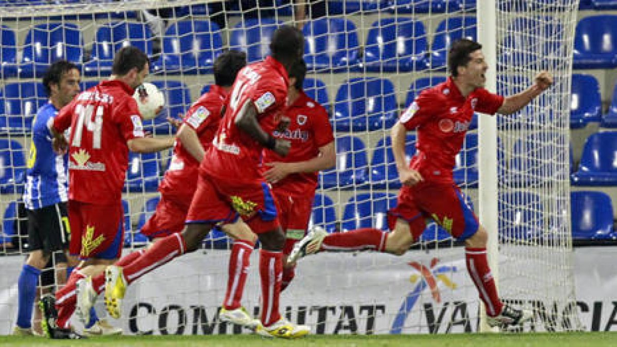 Bonilla celebra su primer gol con el primer equipo numantino. / El Mundo de Alicante-