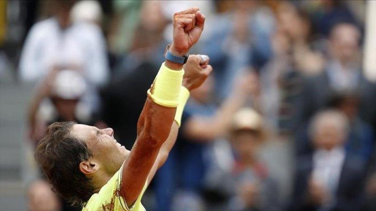 Rafa Nadal celebra el triunfo en la final de Roland Garros.-REUTERS / VINCENT KESSLER