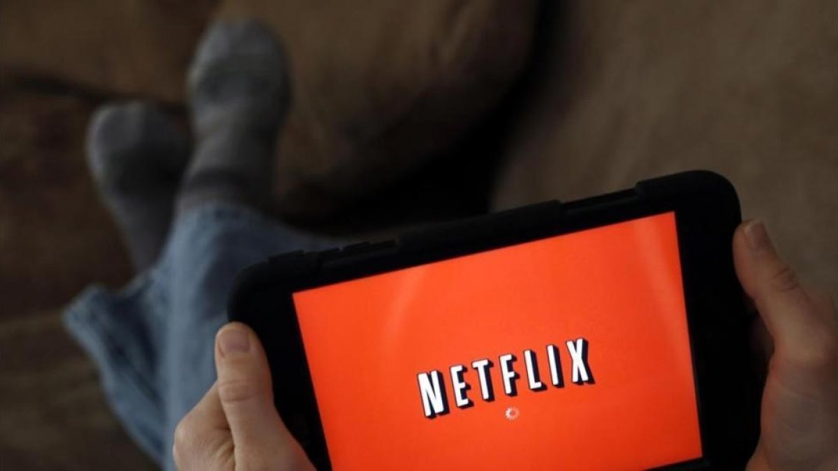 Un usuario de Netflix accede a la plataforma de televisión de pago por internet en el salón de su casa.-AP
