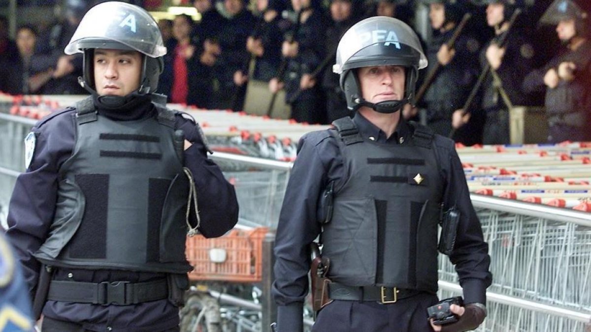 Dos policías argentinos, en una imagen de archivo.-/ REUTERS / ENRIQUE MARCARIAN