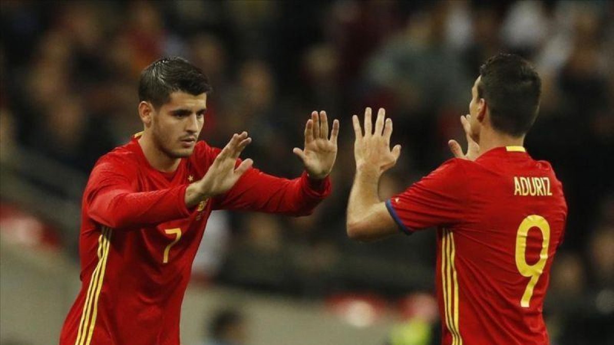Morata sustituye a Aduriz en el segundo tiempo del Inglaterra-España en Wembley.-REUTERS / CARL RECINE