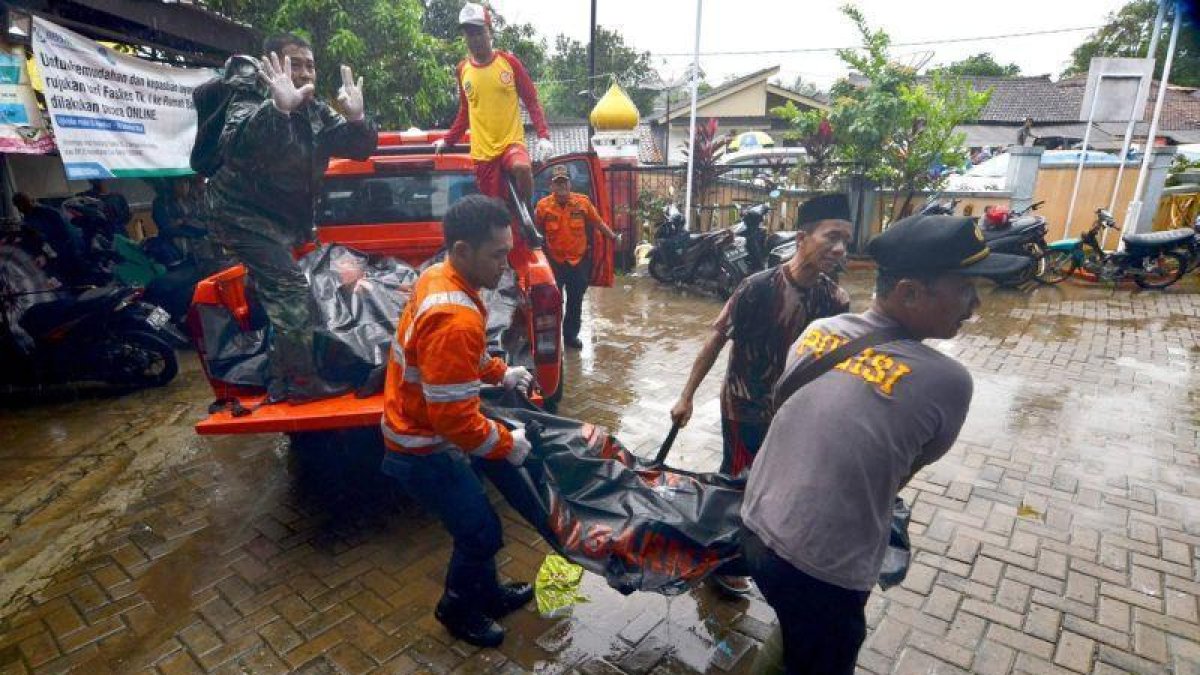 Equipos de rescate trasladan un cadáver, en Carita (Indonesia), tras el tsunami.-AFP