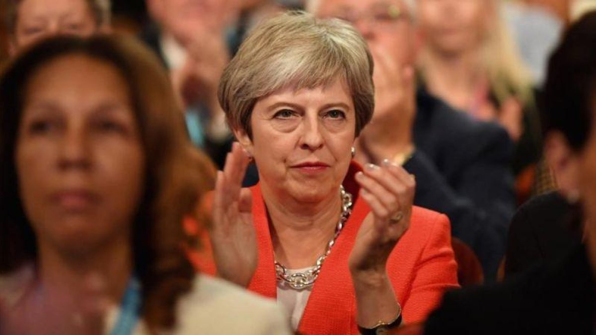 La primera ministra británica, Theresa May, aplaude durante una intervención en la Conferencia anual del Partido Conservador.-JEFF. J. MITCHELL (GETTY IMAGES)