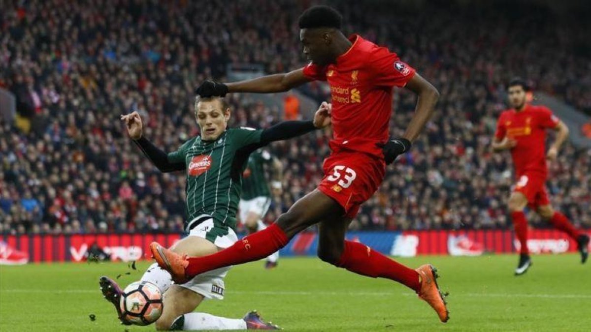 El jugador del Liverpool Oviemuno Ejaria dispara ante Oscar Threlkeld, del Plymouth.-REUTERS / JASON CAIMDUFF