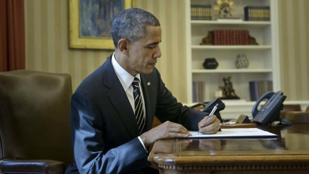 Obama en la Casa Blanca meses antes de dejar la presidencia de EEUU.-BRENDAN SMIALOWSKI
