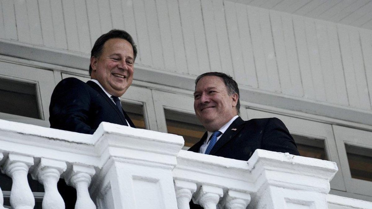 Mike Pompeo junto al presidente de Panamá Juan Carlos Varela-EL PERIÓDICO